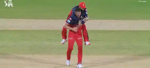 Virat Kohli’s playful celebration with Josh Hazlewood